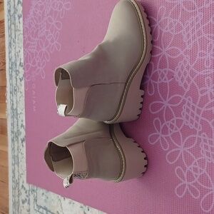 Nicole Miller Pocas tan ankle boots, sz 7 1/2. Faux suede, chunky sole, heels